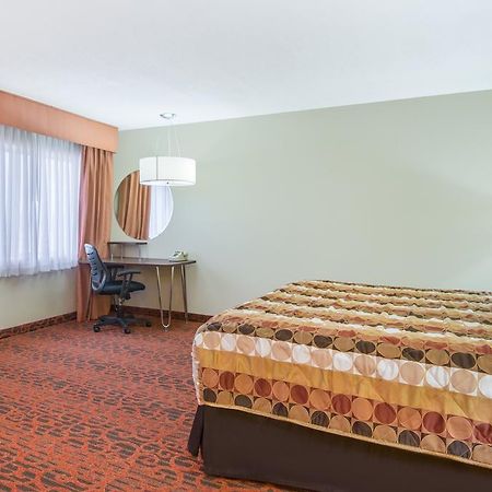 Super 8 By Wyndham Portales Motel Eksteriør bilde