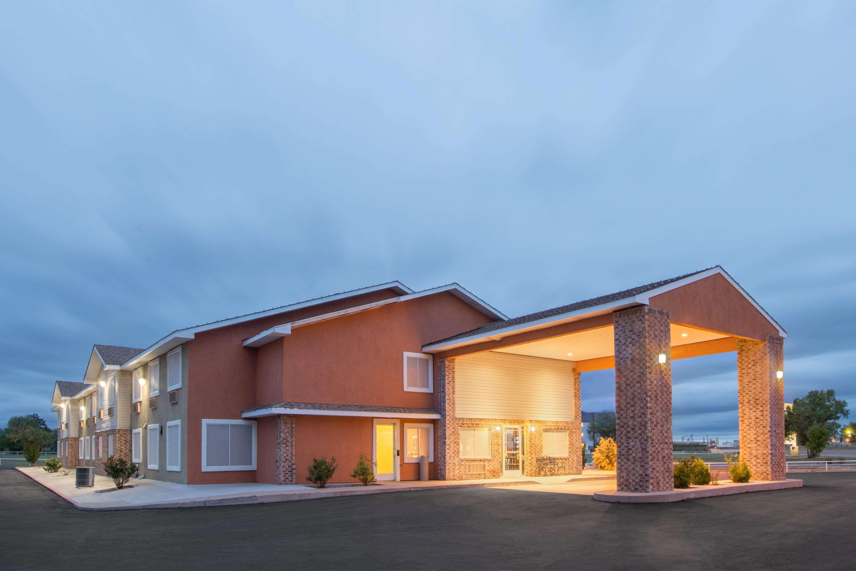 Super 8 By Wyndham Portales Motel Eksteriør bilde