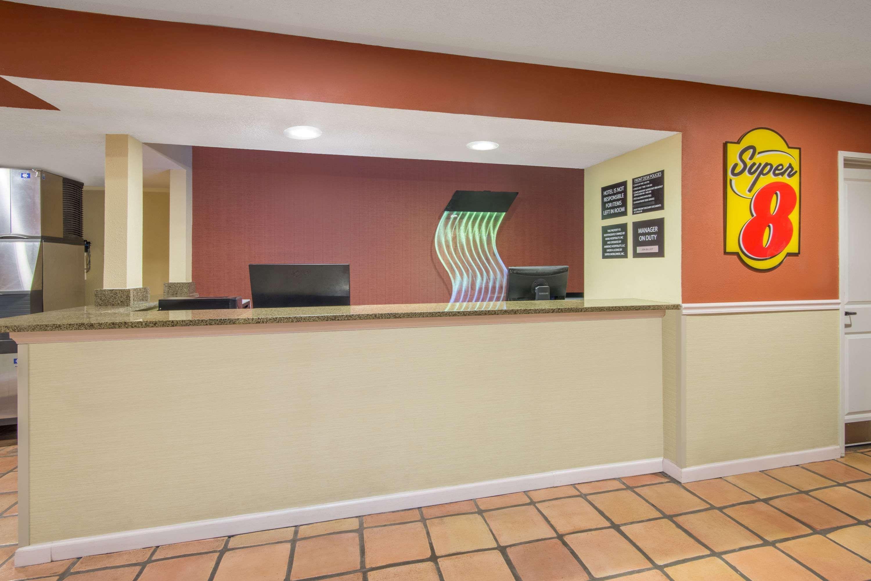 Super 8 By Wyndham Portales Motel Eksteriør bilde