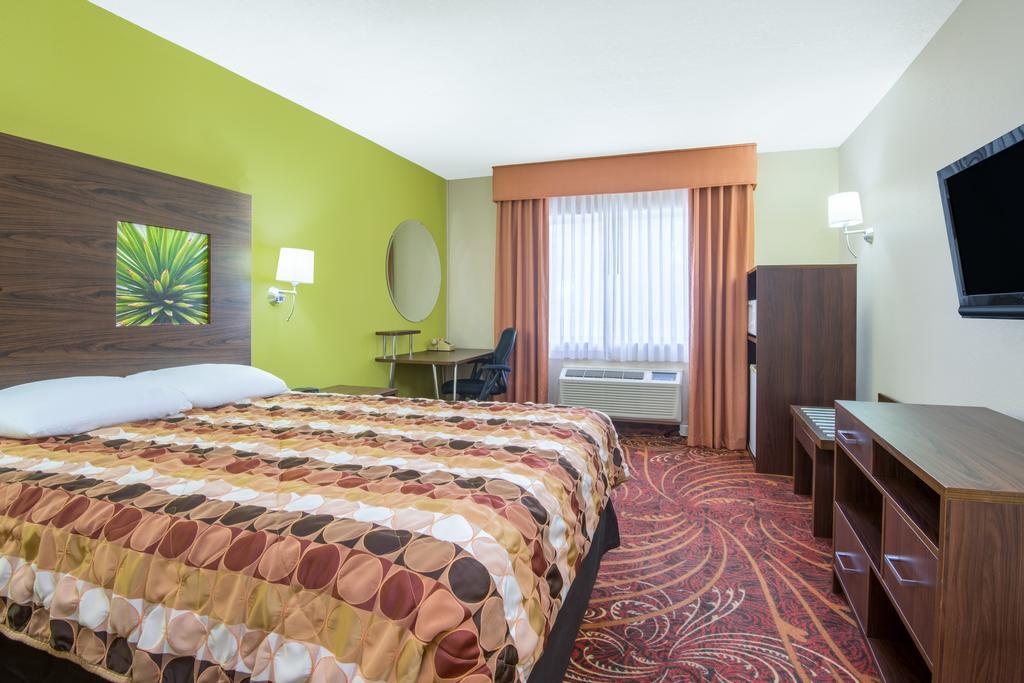 Super 8 By Wyndham Portales Motel Eksteriør bilde
