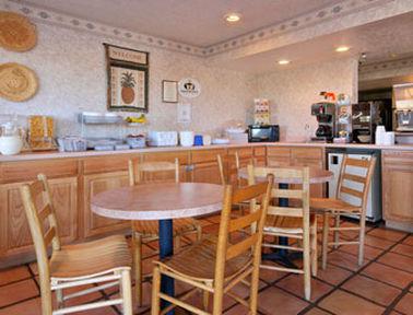 Super 8 By Wyndham Portales Motel Restaurant bilde